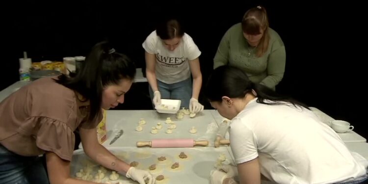 Біженці подали на вечерю хінкалі. Директор театру був у захваті, зараз у них немає відбою від замовників [UA/PL]