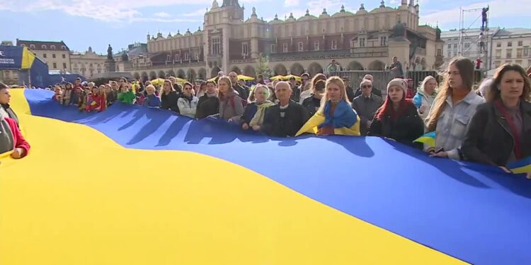 «Ми повинні допомагати постійно та довготривало. Разом ми зможемо це зробити!» Марш солідарності з Україною в Кракові [UA/PL]