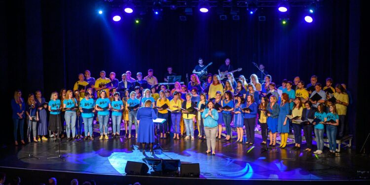 Понад 150 артистів виступили на одній сцені, щоб підтримати Україну [UA/PL]