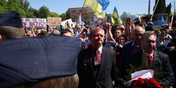 Демонстранти облили російського посла червоною речовиною перед памятником радянським воїнам [UA/PL]